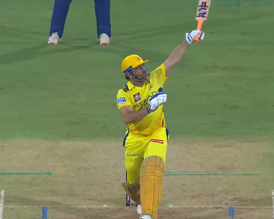 Katiyari99's tweet photo. Lucknow erupts for one handed six of MSD 👑

Thala makes fans go crazy 💛

#CSKvsLSG | #msdhoni
#CSKvsLSG https://t.co/PVmAF5f2E5