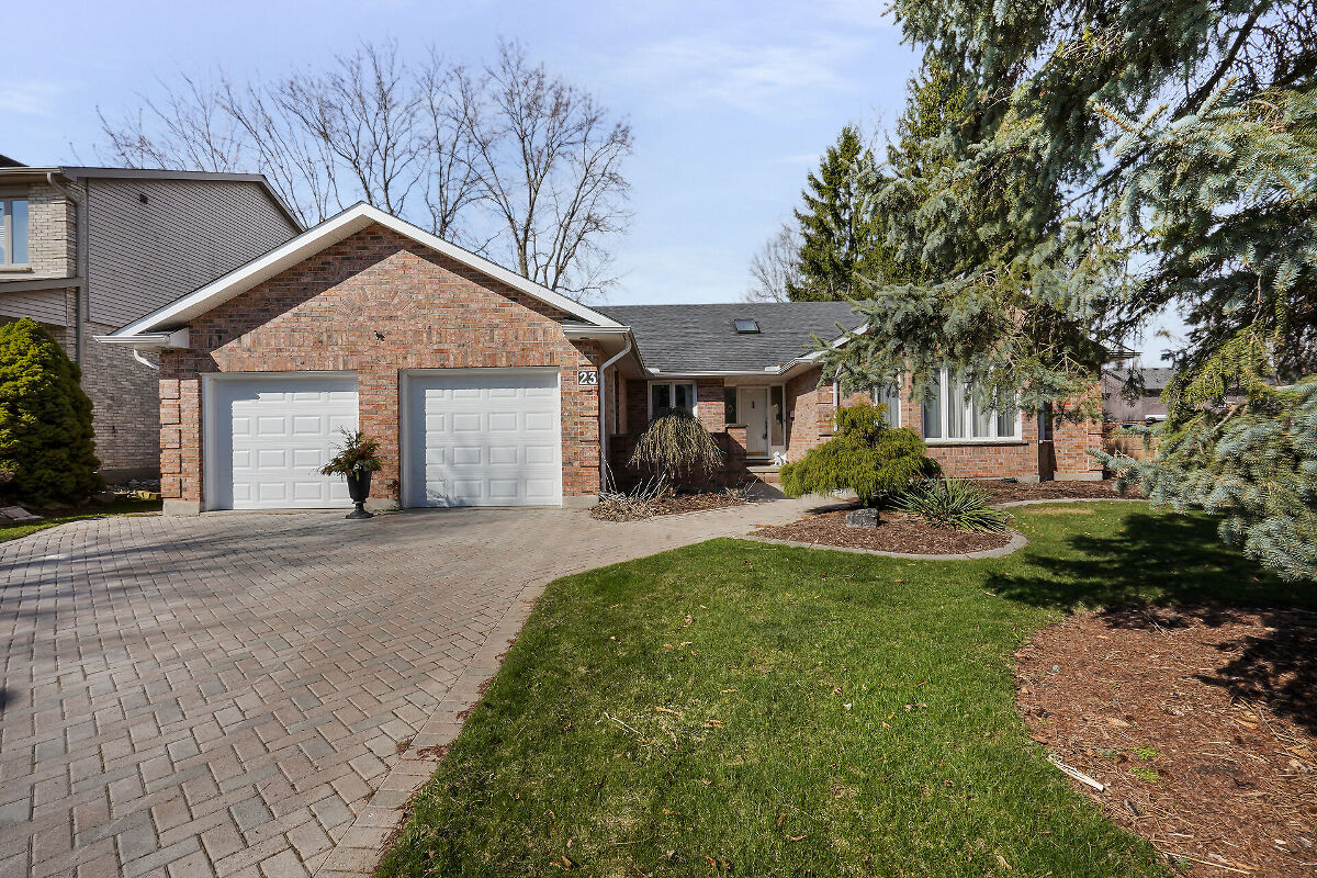 Check out this home! Executive one-floor Matthews-built home in Stoneybrook featuring 3 bedrooms (1 used as a den), formal living &amp; dining with bay windows, family room with gas fireplace, spacious kitchen with island, pantry &amp; .. marta-milton.cb1.info/ipq74p