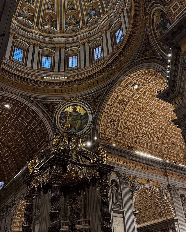 jkovlov's tweet image. Light will find you, even when lost in time’s labyrinth. In every fleeting moment lies the key to eternity