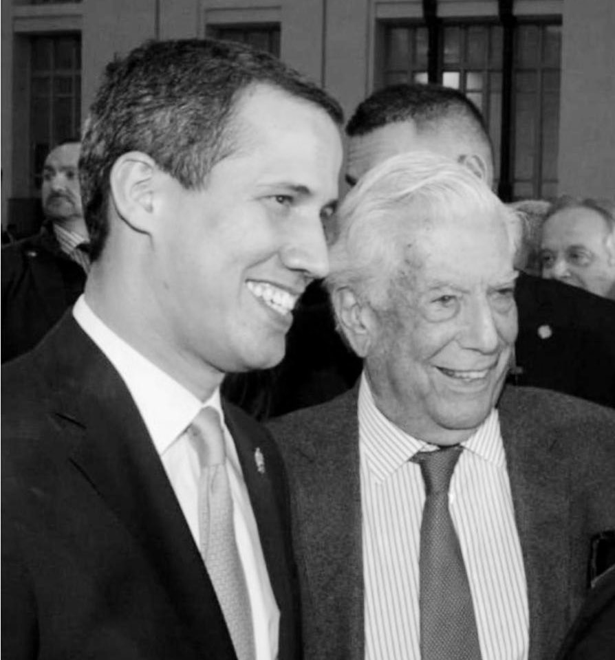 Jamás imaginé que ese día conocería en persona a Mario Vargas Llosa.

Venía de una cumbre contra el terrorismo en Colombia, había cruzado fronteras con riesgo, con la dictadura persiguiendo a mi familia, mi tío y parte de nuestro equipo fueron presos como represalia y logré