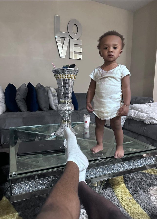 ferupity's tweet image. Im chillin at this girls crib and I think her son got a problem with me 😭😭😭