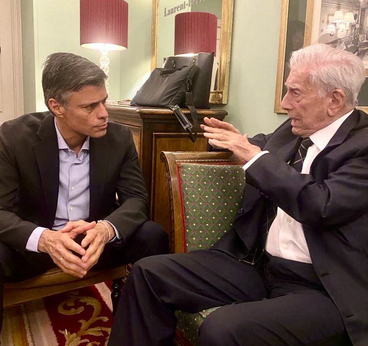 Mario Vargas Llosa: la libertad como destino.

Ha partido un gigante. Mario Vargas Llosa fue mucho más que un escritor brillante y un referente del pensamiento liberal: fue un amigo firme y valiente de la causa por la libertad en Venezuela. Nos acompañó en los momentos más