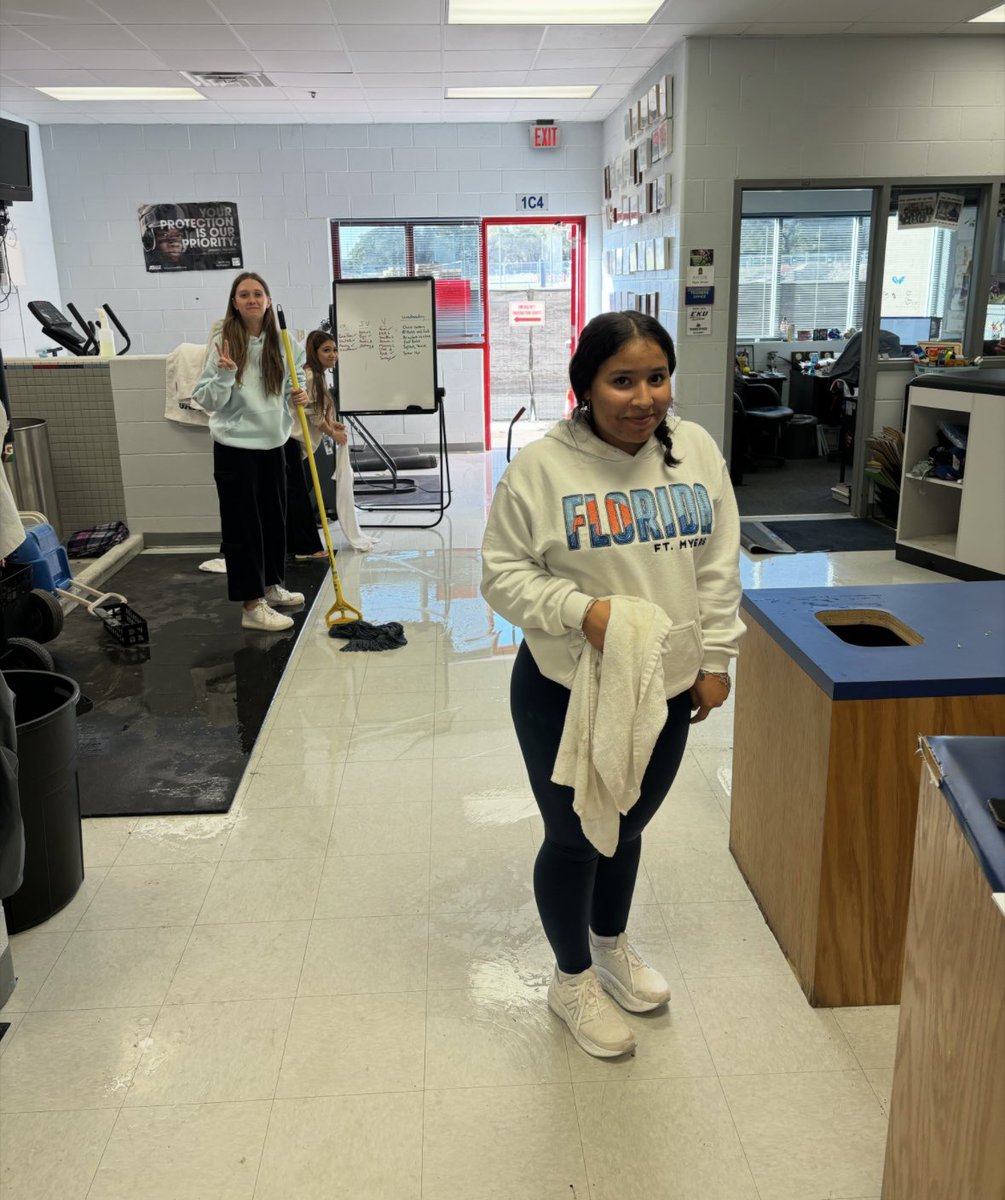 HHS_AthTraining's tweet image. Wishing a happy happy birthday to Mia!!! This always smiling and laughing young lady will leave you puzzled with her “what if” questions. We hope you have a great birthday Mia!!