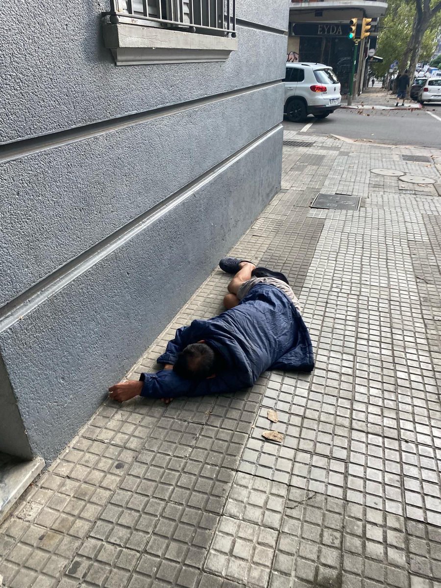 EPreve's tweet photo. 🔴LA TAPADITA

➕Más de 3.500 personas viven a la intemperie en Uruguay, según los datos oficiales del censo.

➕En el último gobierno, el @midesuy -durante la gestión de Martín Lema y Alejandro Sciarra- pagó más de 15 millones de dólares solo a la Fundación a Ganar para trabajar con gente en situación de calle.

➕ Desde el FA Impulsan investigar nexos entre el PN y la Fundación a Ganar.

📡Mañana LA TAPADITA 9.30 en @M24radio