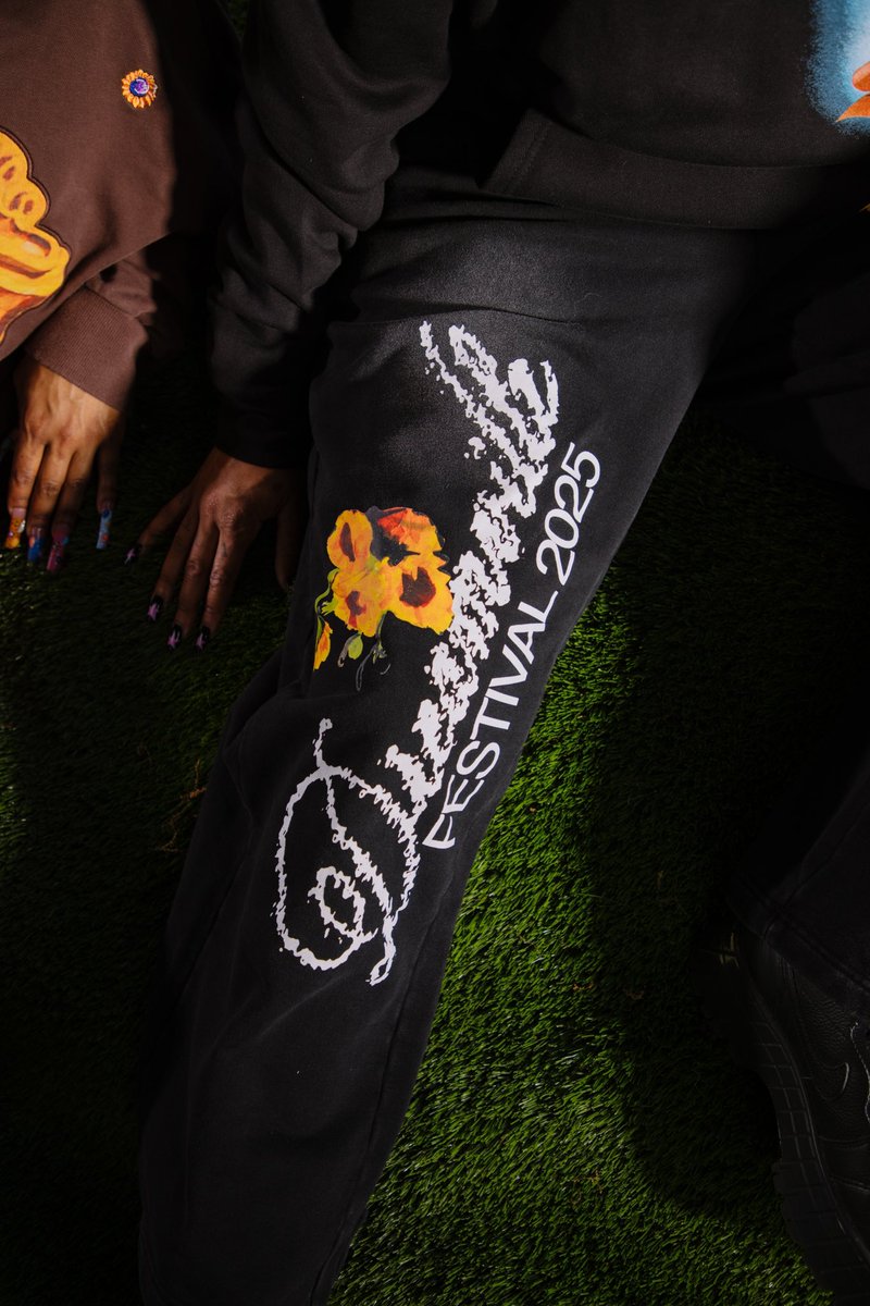 Dreamvillefest's tweet photo. Dreamers! Due to high demand, we extended the post-fest merch sale to 11:59pm PDT tonight! 🌻☁️

Also, be sure to preorder the Dreamville Festival Yearbook! Own a piece of history and relive our favorite #dreamvillefest moments from the past 5 years 🙌🏾

https://t.co/ULMPocD4Jr 🛒 https://t.co/HfbxrFCth0