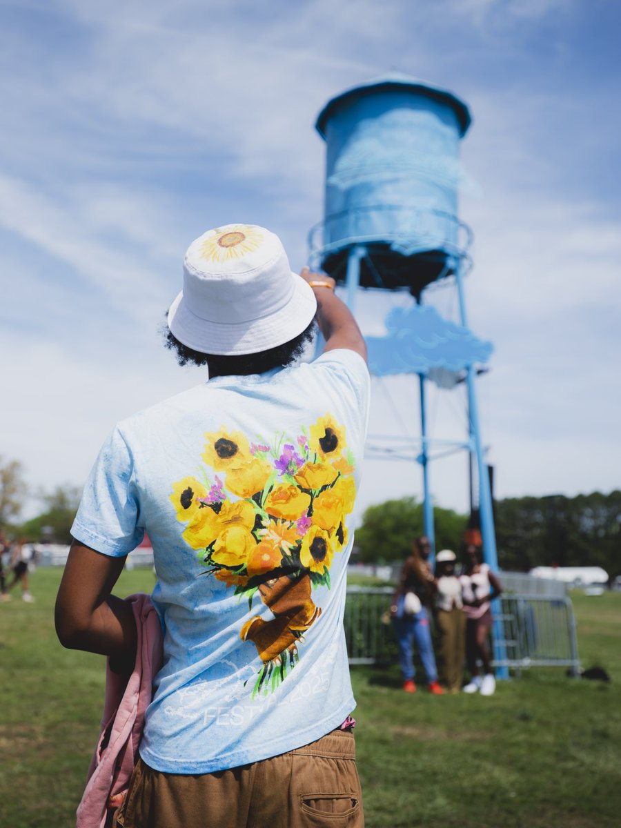 Dreamvillefest's tweet photo. Dreamers! Due to high demand, we extended the post-fest merch sale to 11:59pm PDT tonight! 🌻☁️

Also, be sure to preorder the Dreamville Festival Yearbook! Own a piece of history and relive our favorite #dreamvillefest moments from the past 5 years 🙌🏾

https://t.co/ULMPocD4Jr 🛒 https://t.co/HfbxrFCth0