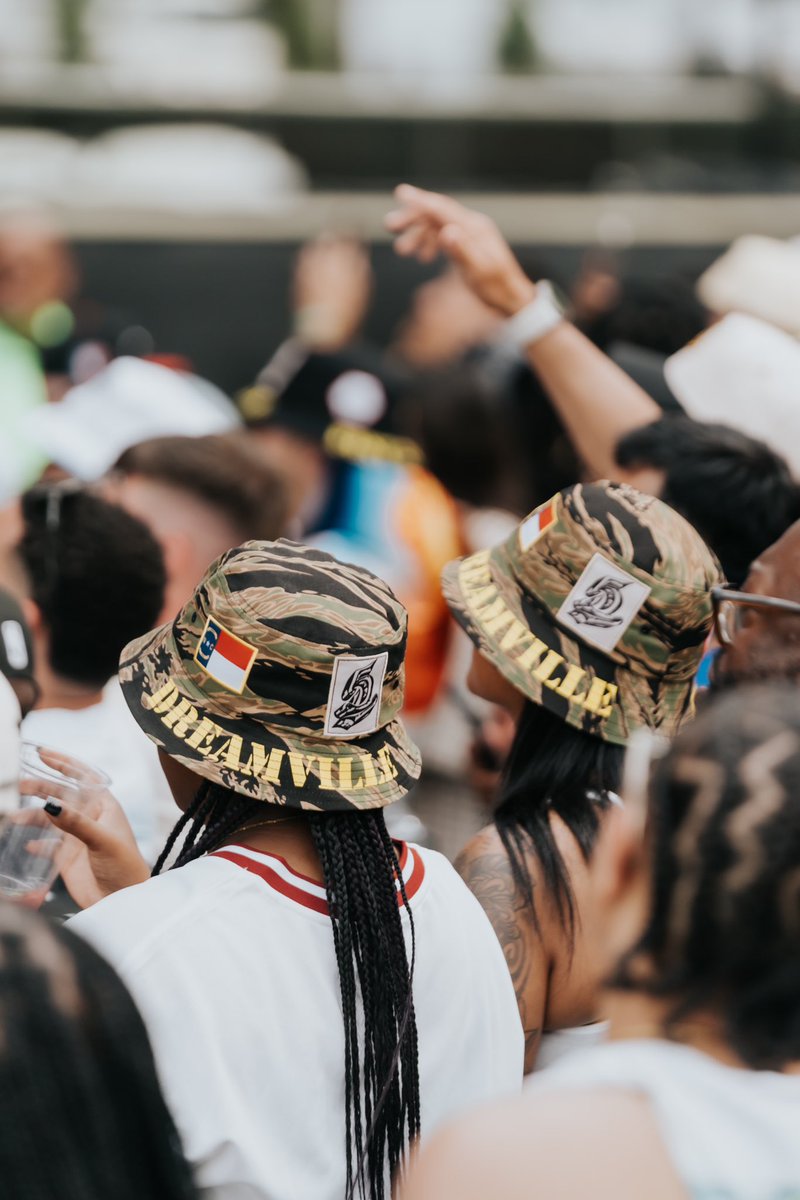 Dreamvillefest's tweet photo. Dreamers! Due to high demand, we extended the post-fest merch sale to 11:59pm PDT tonight! 🌻☁️

Also, be sure to preorder the Dreamville Festival Yearbook! Own a piece of history and relive our favorite #dreamvillefest moments from the past 5 years 🙌🏾

https://t.co/ULMPocD4Jr 🛒 https://t.co/HfbxrFCth0