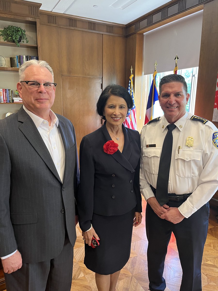 HFDChiefMunoz's tweet image. It was a pleasure to meet with @UHpres and Vice Chancellor Bartlett and congratulate them on the incredible season our @UHCougarMBK had this year. #GoCoogs