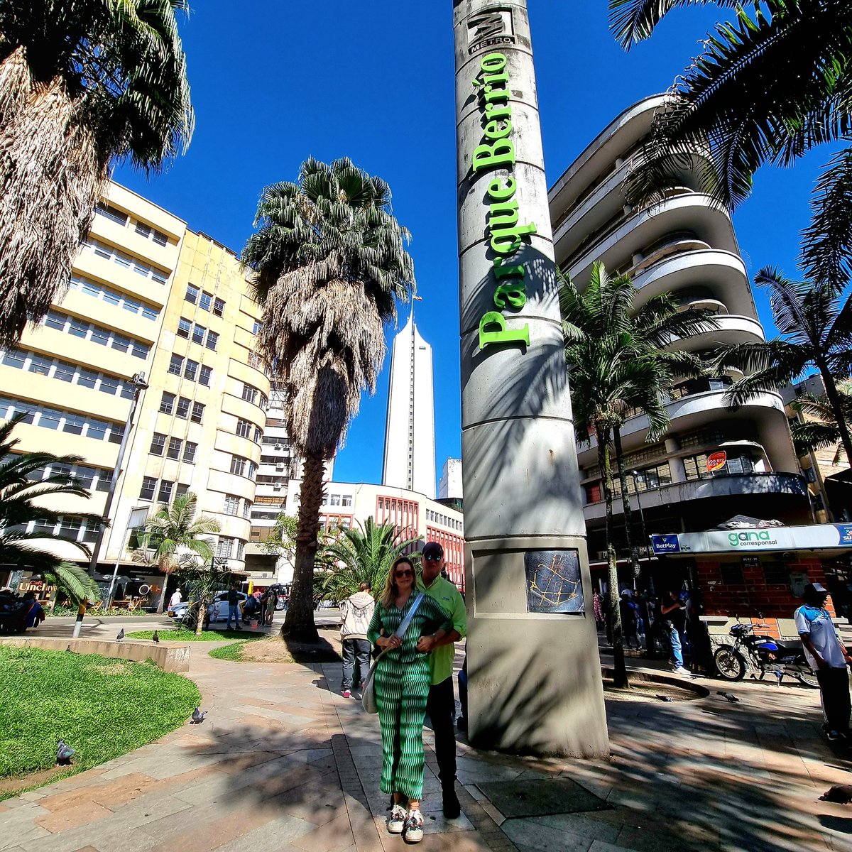 figuerjoda's tweet photo. Los tortolitos @figuerjoda & @lof4ever en el mismisimo Parque Berrio, corazón de #Medellin
Al fondo el iconico edificio de #Coltejer que asemeja una Aguja de Coser.... https://t.co/geTZEs0DF2
