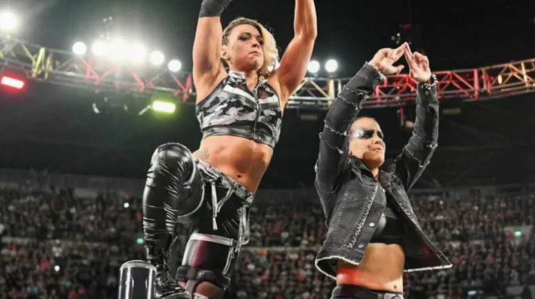 Laurenc1994's tweet photo. Monday Night #WWERaw  #baddass queens 👑 #submissionmagician 👑♠️ @QoSBaszler #sniper @ZoeyStarkWWE #PFC #Bestathletesever https://t.co/BDXEKz72tX