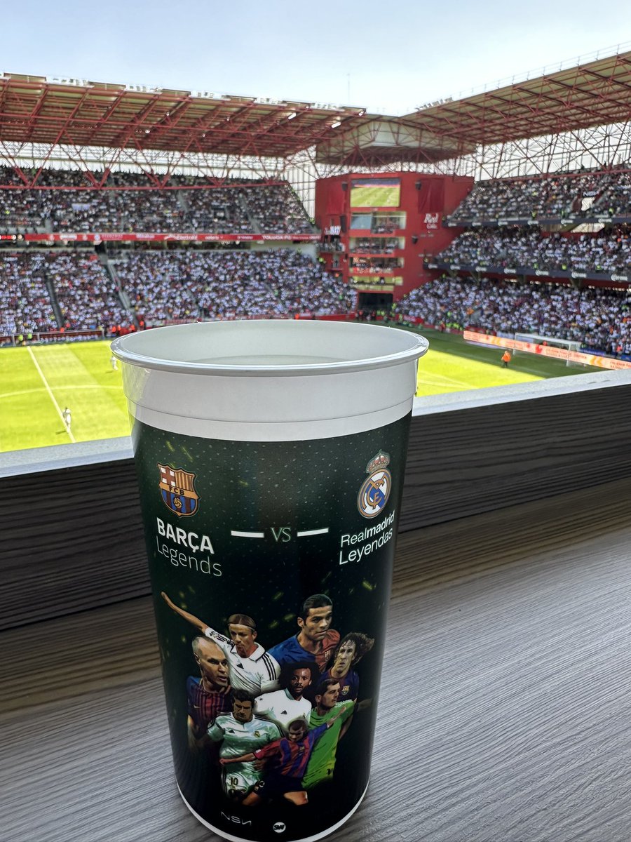 Ayer el fútbol nos regaló algo más que un partido: nos dio un viaje directo a la memoria. Ver a leyendas del Barça y del Madrid en el mismo césped fue un homenaje al deporte,a los clásicos que marcaron generaciones y que hicieron de esta rivalidad una de las más grandes del mundo