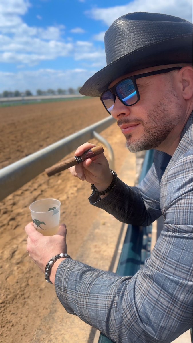 KYBaked's tweet photo. Kentucky is Kentuckyin lately. 🥃🏇🏽🏇🏽

#kentucky #keeneland #HorseRacing #bourbon #craftdistilling #springmeet #kentuckybourbontrail #drinkresponsibly https://t.co/N7DhzymbzT