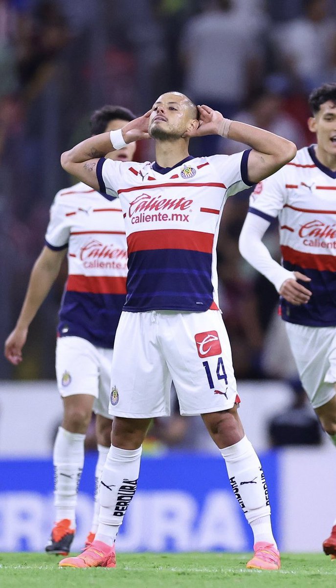 🚨 🇲🇽 ÚLTIMA HORA: Varios clubes incluyendo el San Diego FC, Los Ángeles Galaxy y Atlanta United se preparan para ofrecer 10 millones de euros para que Javier Hernández se quede en chivas.