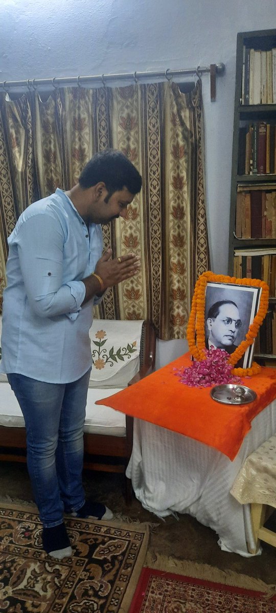 OmShukl331's tweet photo. आज दिनांक 14-04-25 को BHU में डॉ भीमराव अंबेडकर जी की जयंती के उपलक्ष में बनारस हिंदू यूनिवर्सिटी में प्रोफेषर छेमेंद्र त्रिपाठी सर के आवास पर श्रद्धेय भीमराव अंबेडकर जी का जन्मदिन पुष्पांजलि अर्पित करते हुए मनाया गया 🙏🙏
     ओम शुक्ला(अधिवक्ता एवं पत्रकार) https://t.co/wnzPpJt5Ed