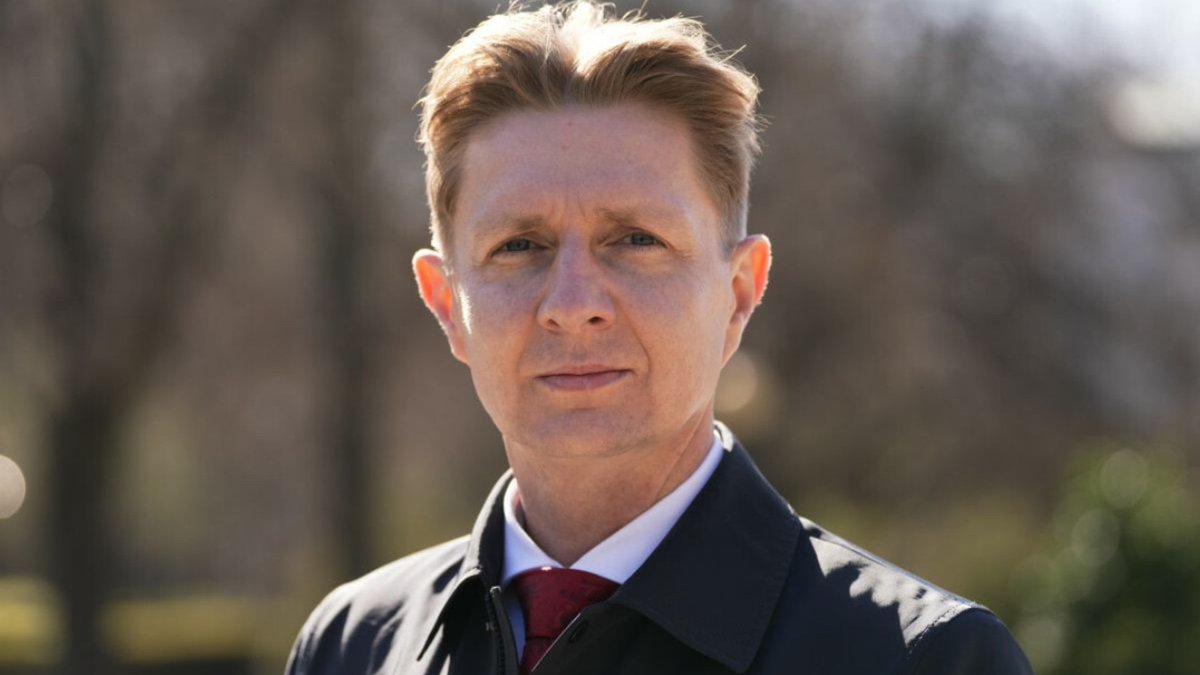 Mazurrito's tweet photo. #Bartosiewicz nie wiadomo skąd się wziął oraz skąd są podpisy ale w #DebataRepubliki reprezentował się całkiem nieźle https://t.co/VarqXzq0yB