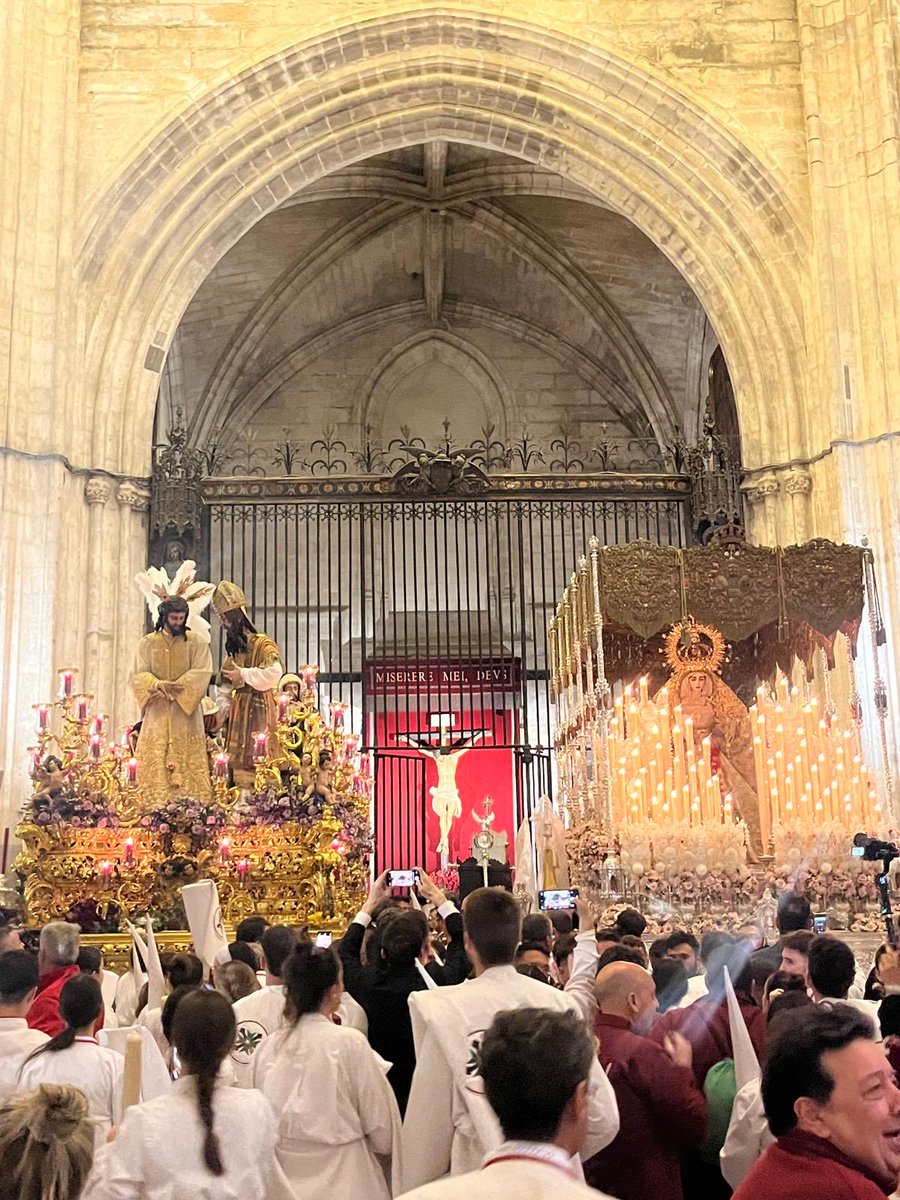 elllamadorcsr's tweet photo. Los pasos de la ⁦@HdadSanGonzalo⁩ ante el Cristo de los Cálices en la ⁦@CatedraldeSev⁩ 📸 Javier Moreno ⁦@jamonada⁩ https://t.co/HMxIXVrzor