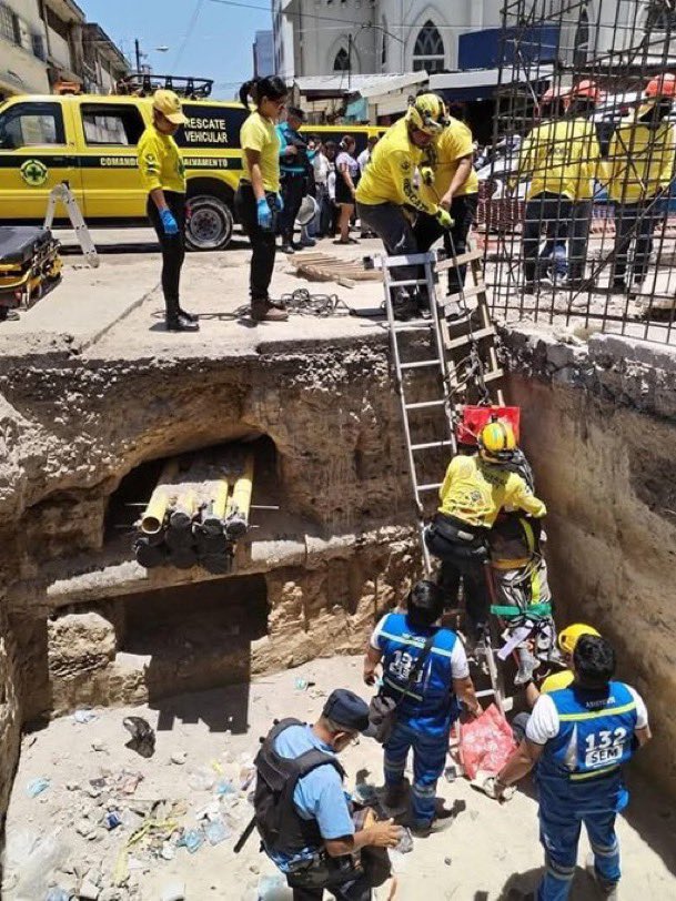 #Peligro|Un adulto mayor cayó en un pozo del cableado subterráneo, sin señalizar en  San Salvador.
La víctima, Maximiliano Martínez (85), fue rescatada por Comandos de Salvamento.
Las obras de cableado eléctrico en calle Gerardo Barrios carecen de medidas básicas de seguridad.