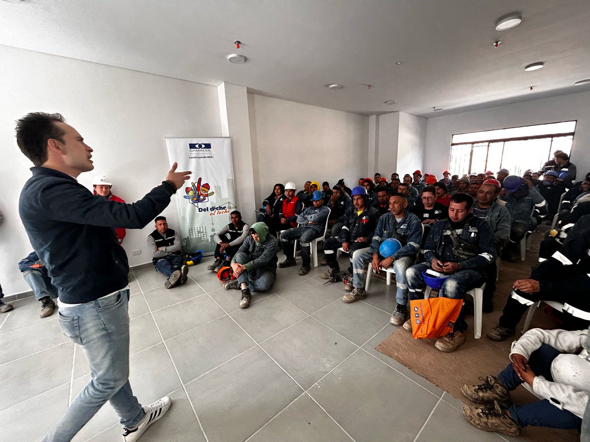 CAMACOLBOGOTA's tweet photo. Hoy acompañamos a 70 colaboradores de @Cusezar en la jornada de formación financiera con @bancocajasocial en el marco de la iniciativa gremial #DelDichoAlTecho, la cual busca crear una ruta que facilite el acceso de los trabajadores a la compra de vivienda. https://t.co/8QGvzMcQJg