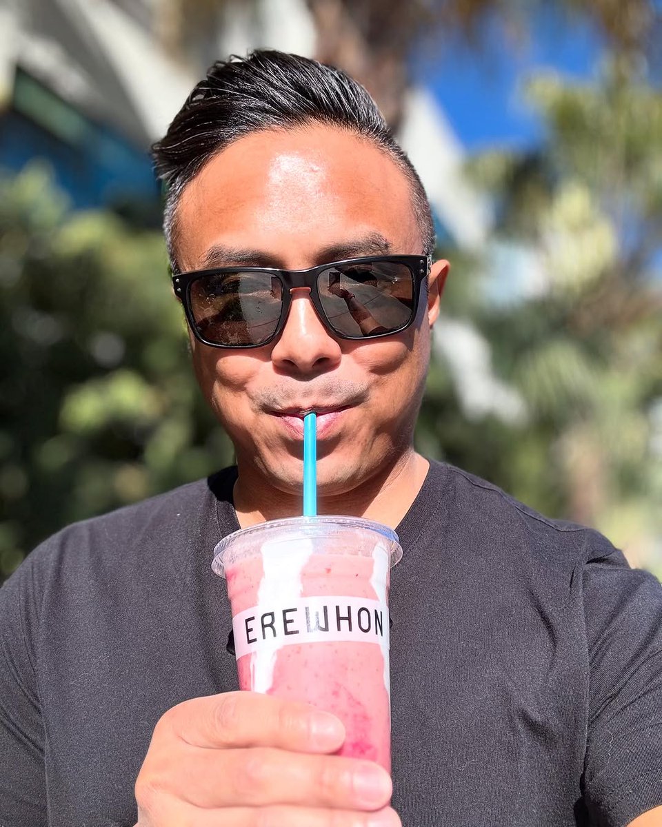 phadeStraws's tweet image. There's no better way to celebrate a sunny day, than stopping by @Erewhon for one of their world-famous smoothies. They're good for you, and the straw, it's good for the planet. It's a sustainable phade blue straw! #phadebluestraws #blueisthenewgreen #erewhon 

📸: Neil Cayabyab