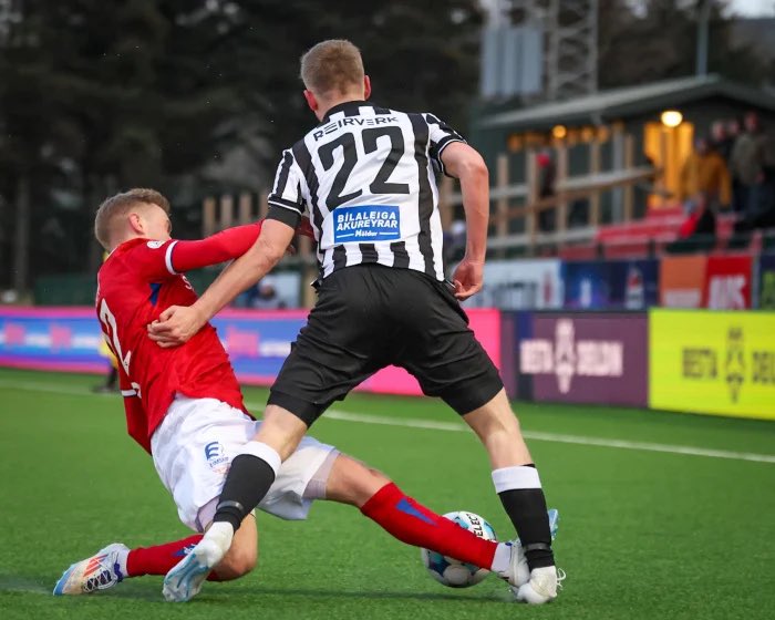 Tryggvi nær ekki boltanum, en þetta er bara gult spjald. Helgi Mikael er einhver sá versti sem hefur snert flautu hér á landi