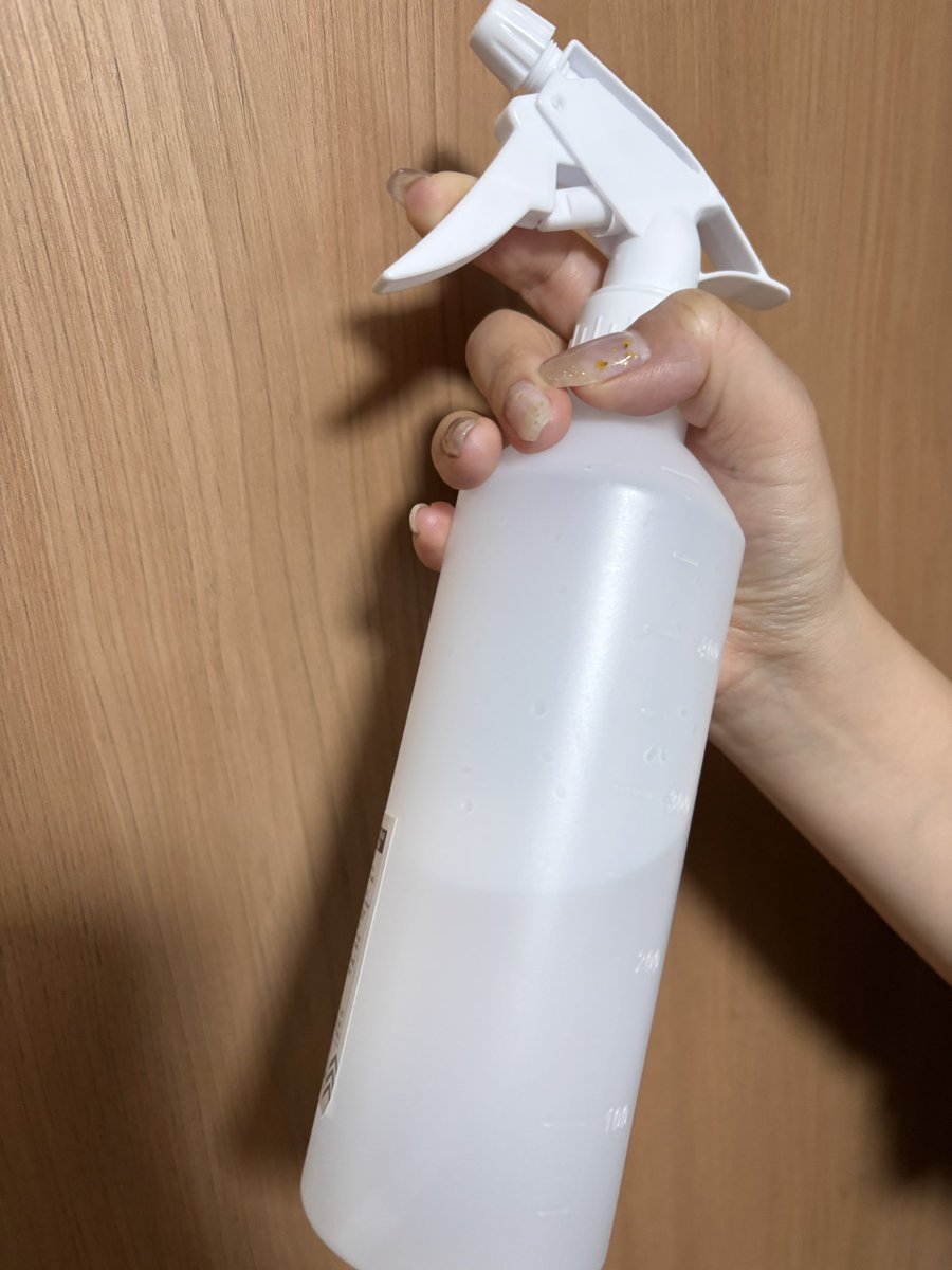 「虫虫虫虫虫ーーほっっんとムリ！😱」
引越しまで考えたくらい、虫が苦手な私を救ったのが、ハッカ油＋エタノールの自作スプレー。アリ、ムカデ、クモ、全部出なくなった。来ない。泣かない。これさえあれば、どこでも安心して暮らせる🥹
ハッカ油、全女子の味方。作り方は⤵︎⤵︎