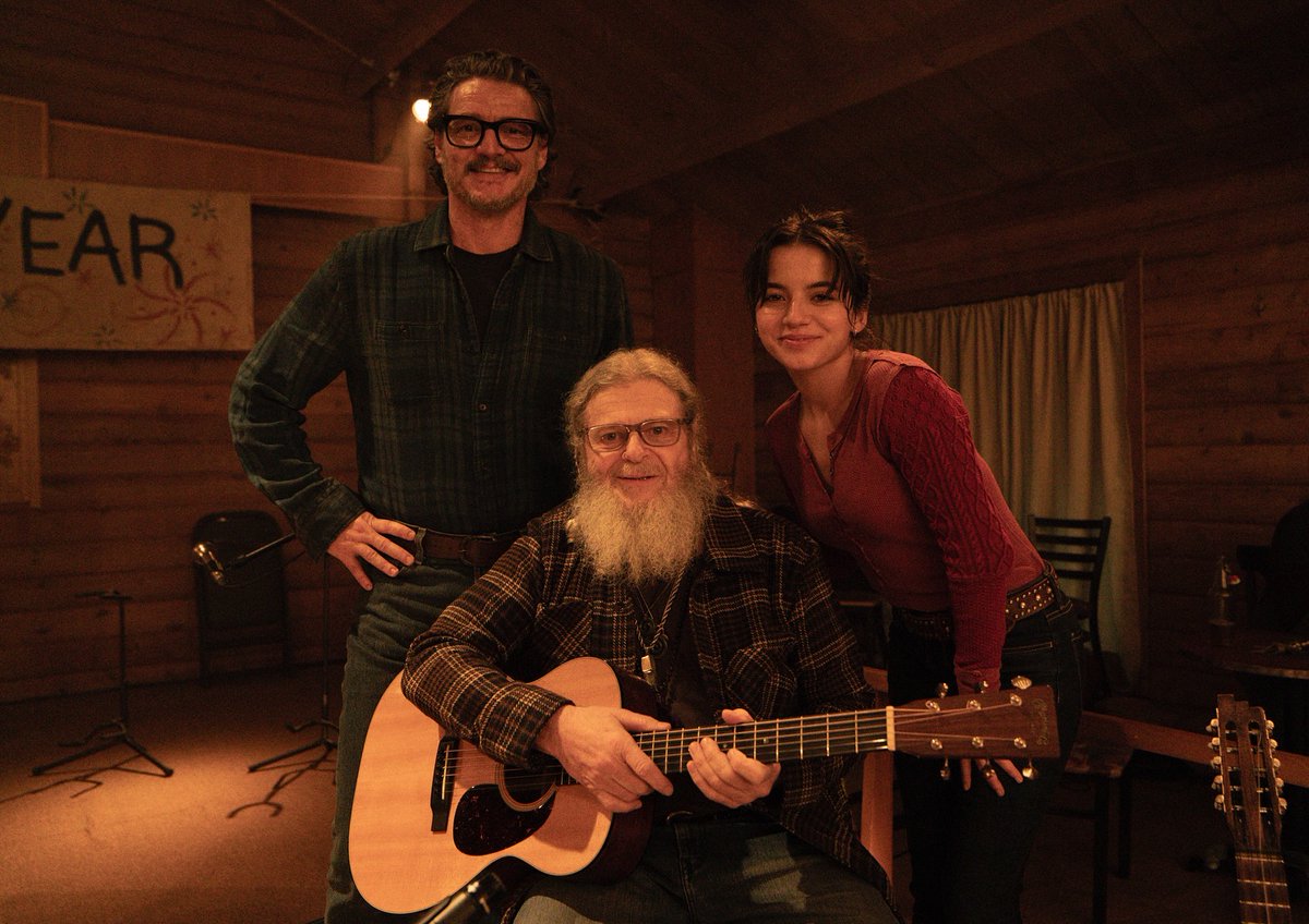 TheLastofUsNews's tweet photo. Gustavo Santaolalla, Pedro Pascal, Isabela Merced, Craig  Mazin and Crooked Still on the set of #TheLastOfUs https://t.co/FufMXWtQab