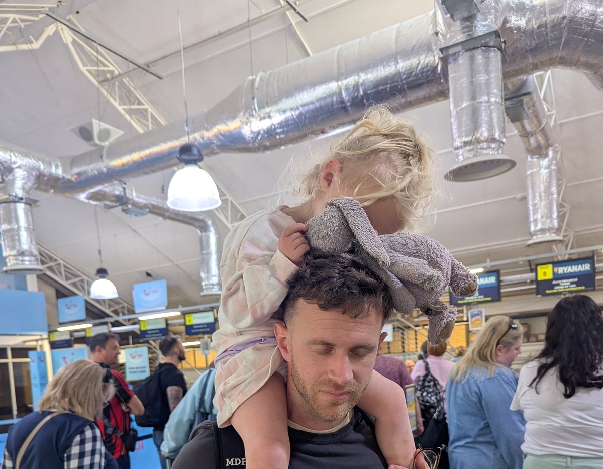 MDHalton's tweet photo. My daughter lost this cuddly named Jellycat toy 5 minutes before we were boarding with you guys at Bournemouth airport. If there's any chance it ended up on a flight and is in lost property anywhere, please let me know. She's distraught @Ryanair https://t.co/US920BcZDi