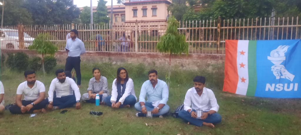 OmShukl331's tweet photo. आज दिनांक 14-04-25 को डॉ भीमराव अंबेडकर जी के जयंती पर काशी हिन्दू विश्व विद्यालय(BHU) के सेंट्रल लाइब्रेरी के प्रांगण में NSUI BHU इकाई ने विश्वविद्यालय के छात्र छात्राओं के साथ मिलकर अंबेडकर जी के जीवनी व भारतीय सविधान के ऊपर कार्यशाला व संगोष्ठी का आयोजन किया गया. https://t.co/etpjYI3ikm