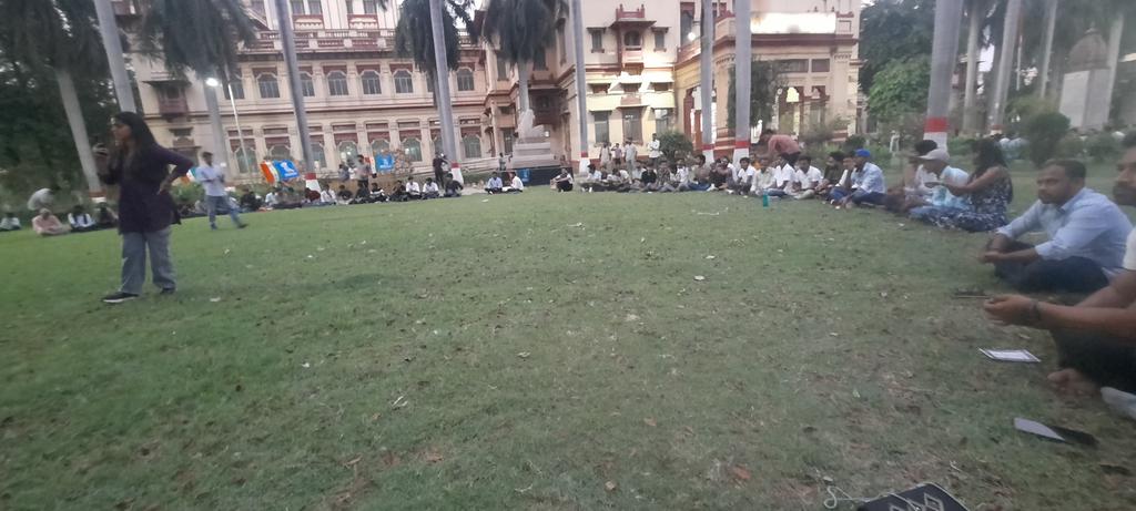OmShukl331's tweet photo. आज दिनांक 14-04-25 को डॉ भीमराव अंबेडकर जी के जयंती पर काशी हिन्दू विश्व विद्यालय(BHU) के सेंट्रल लाइब्रेरी के प्रांगण में NSUI BHU इकाई ने विश्वविद्यालय के छात्र छात्राओं के साथ मिलकर अंबेडकर जी के जीवनी व भारतीय सविधान के ऊपर कार्यशाला व संगोष्ठी का आयोजन किया गया. https://t.co/etpjYI3ikm