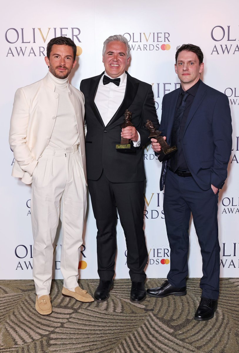 Added 3 HQ photos of Jonathan Bailey alongside Darren Clark and Jethro Compton during the Winners Room at The Olivier Awards 2025 on April 06, 2025 in London, England. jonathanbailey.sosugary.com/images
