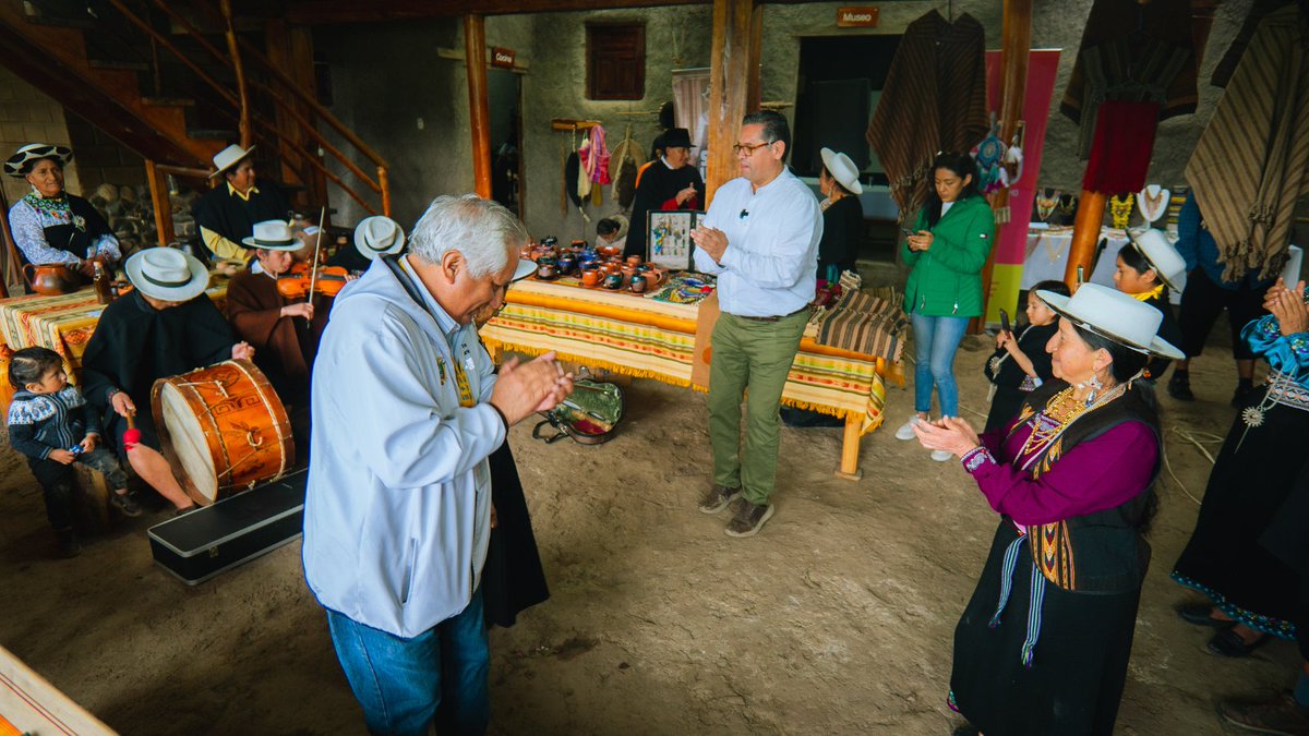 mateoestrella's tweet photo. Tuve el honor de ser parte del Ritual de Florecimiento junto a la Red de Turismo Comunitario Saraguro Ricuy 🌱 Una experiencia llena de energía, tradición y orgullo por nuestras raíces.

Conocí de cerca el trabajo de la operadora comunitaria Saraurku, que con muchísimo cariño y compromiso impulsa la oferta turística de su territorio. Y recorrí los estantes de emprendedoras y emprendedores que creen en el turismo como un camino para cuidar su cultura, su naturaleza y su futuro.

¡Gracias por abrirnos las puertas de su comunidad! Aquí el turismo florece con identidad🇪🇨.