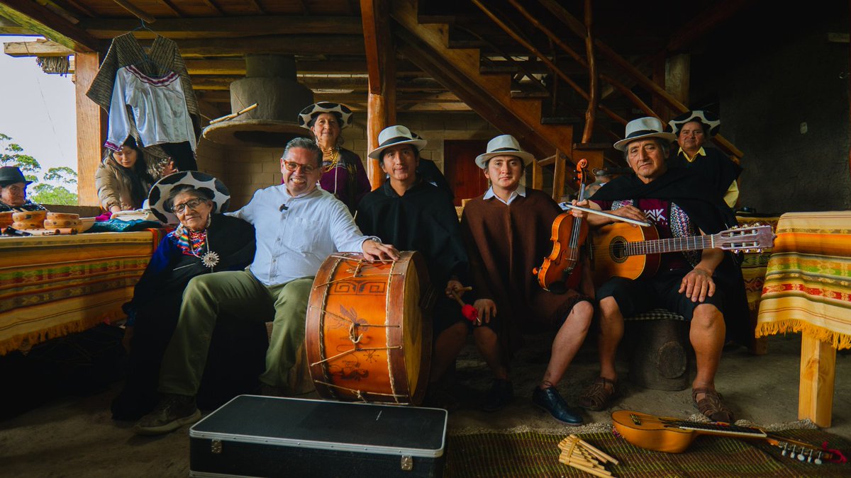 mateoestrella's tweet photo. Tuve el honor de ser parte del Ritual de Florecimiento junto a la Red de Turismo Comunitario Saraguro Ricuy 🌱 Una experiencia llena de energía, tradición y orgullo por nuestras raíces.

Conocí de cerca el trabajo de la operadora comunitaria Saraurku, que con muchísimo cariño y compromiso impulsa la oferta turística de su territorio. Y recorrí los estantes de emprendedoras y emprendedores que creen en el turismo como un camino para cuidar su cultura, su naturaleza y su futuro.

¡Gracias por abrirnos las puertas de su comunidad! Aquí el turismo florece con identidad🇪🇨.