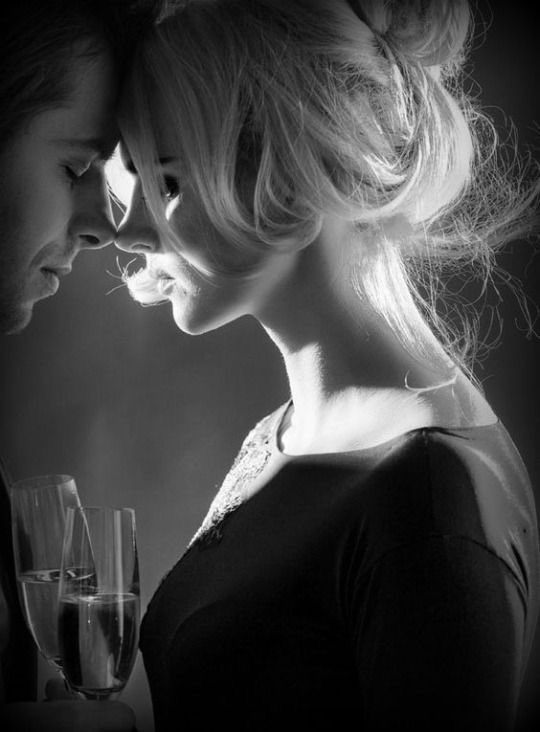 Marievaldivia26's tweet photo. Siempre, de mis labios, nacerá un “te quiero”,
un suspiro envuelto en beso sincero.
Cartas escritas con alma y melodías
que te eleven suave hacia la poesía.

Mis besos, fuego que en tu piel se posa,
caricias leves, de brisa sedosa,
que se graban sin prisa, sin perder su calor.✨ https://t.co/LlhwvRyZJE