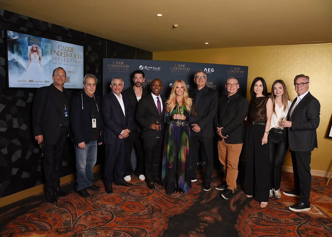 Carrie_Fansite's tweet photo. #CarrieUnderwood #CUinVegas https://t.co/TAqUOtWJV1