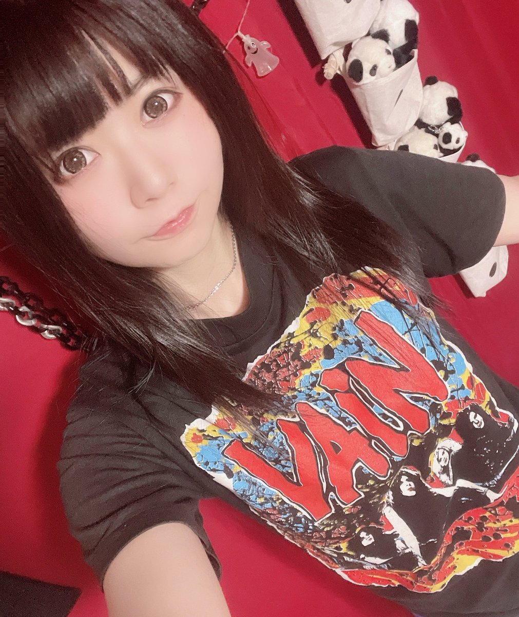 Aeolian__ne's tweet image. 昨日はデイヴィ・ヴェインのお誕生日だったので、別日に着てたVAINのTシャツもカッコイイから見てほしい( ˘ω˘ )♡

#Vain #DavyVain #HBD

体が2〜3個あったら同時に色んなTシャツ着て見せびらかせるのに…