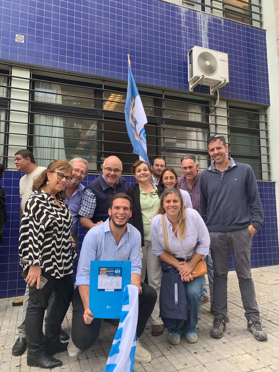 FacuBraccoo's tweet photo. Presentamos nuestra lista frente a la oficina de la corte electoral.
Con la misma alegría que comenzamos este camino y con la que pretendemos llevar a cabo nuestro trabajo.
Así como también con mucha dedicación y esfuerzo.
Los invito a sumarse a este gran equipo de trabajo.
62-A https://t.co/mtiHDEWPTG