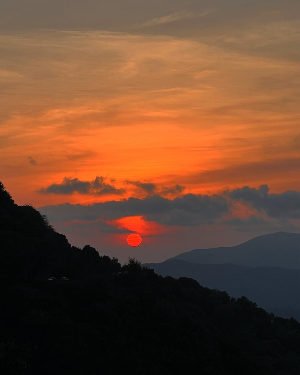 Dopo la frenesia del giorno, il buio invita al riposo, al sonno, al recupero delle energie. È un momento di pausa per la natura e per gli esseri viventi.