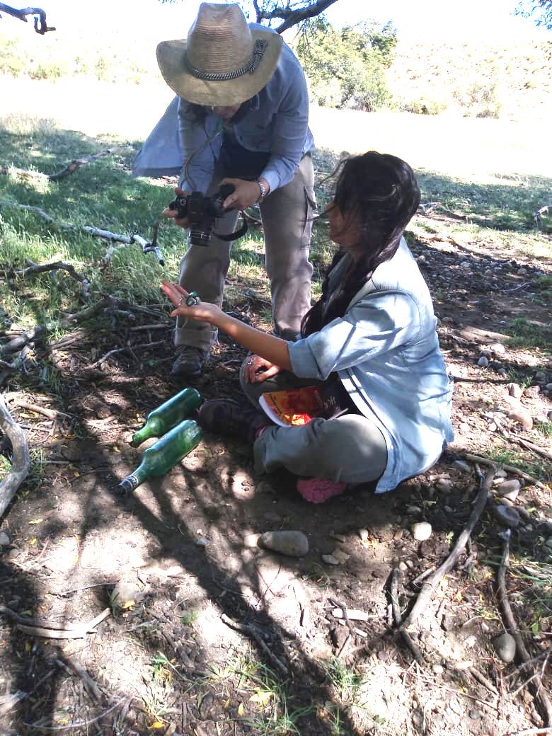 Los tiempos históricos de ocupación brindan información primordial para acercarnos a la historia reciente.

La imagen capta el momento en el que se está registrando un pico de botella de vino de mediados del siglo XX (Aldea Beleiro, S. O. Chubut, Patagonia argentina).

#INAPL