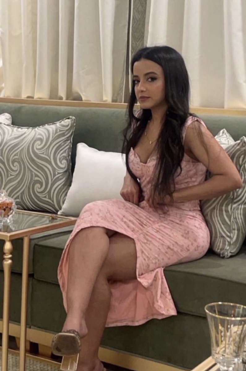 كسختك يارجال البيت بالعيد لابسه فستان مبين فخوذها وكلوتها والقحبه مسويه نفسها ماتدري وهي مبسوطه تدري انك تبي توري فحلك لبسها وكيف هي مديثتك وتخنزرك وتبي فحلك يقيمها الشرموطه