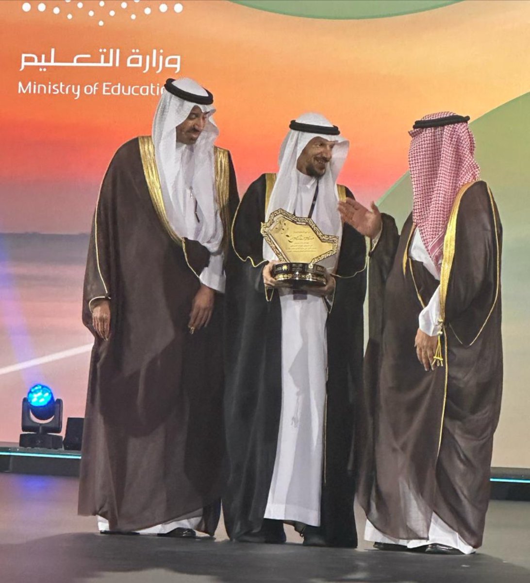 mn15000's tweet photo. ✍️سعدت بتكريم معالى وزير التعليم ومعالي وزير العمل بمناسبة الحصول على جا ئزة  فاركي العالمية لأفضل معلم على العالم ٢٠٢٥ م .انجاز افتخر به والأجمل ان يسجل بمداد الذهب لوطني الحبيب المملكة العربية السعودية التي تشجع وتدعم المتميزين ،والى مزيد من الإنجازات  لابناء وطني الاوفياء 🇸🇦 https://t.co/FMM8263Vqu
