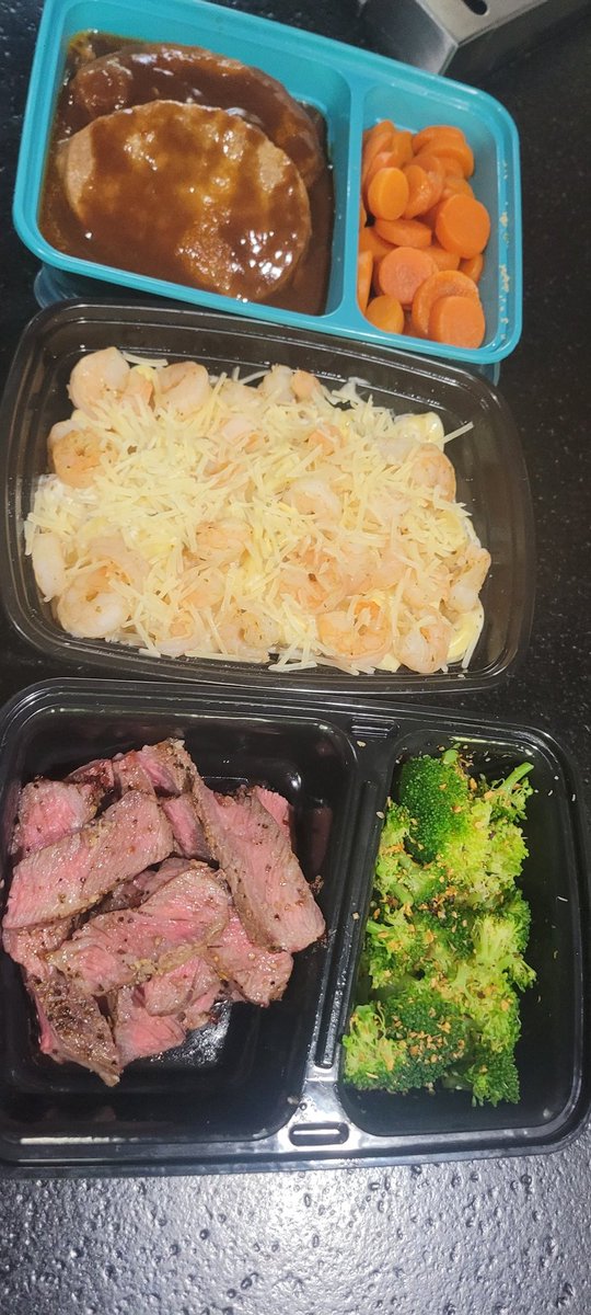 thiXXsniXX's tweet image. Short week for the lunch lineup
But deer steak in beef gravy with mashed potatos 🔥
#OLine #OLineEats