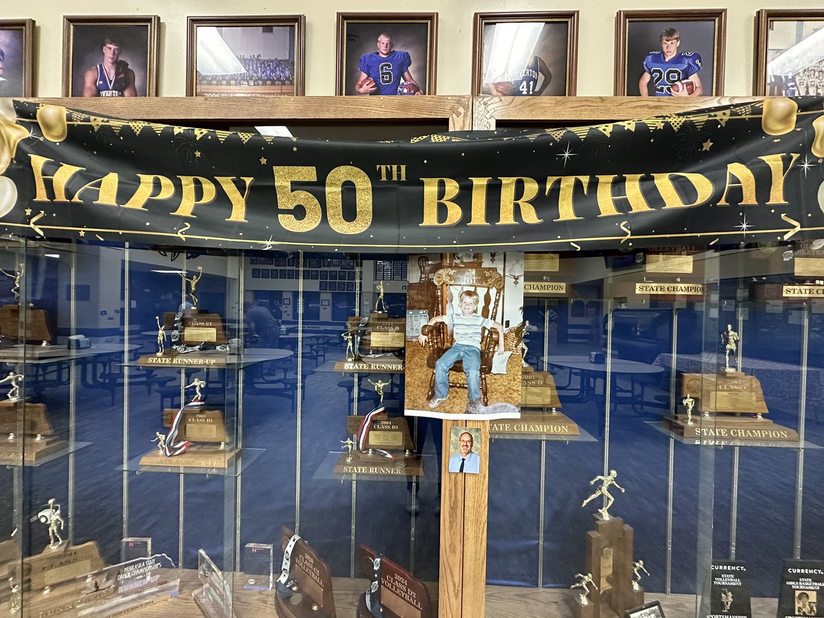 OvertonEagles's tweet image. The whole school helped in celebrating Mr. Fleischman’s 50th Birthday today!! We are truly blessed 💯🥇🥳💙🦅 #bestprincipalever @principaleagle1