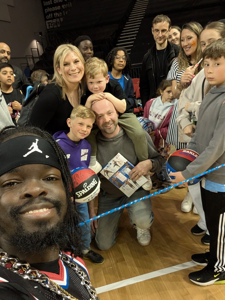 Jonny_Watkins's tweet photo. @Globies massive props to the guys in Leeds tonight. Gave my two boys a great show, and always happy to drop a picture post game. 
Just a shame my battery died, so missed a load of photos with the guys, here's a couple that I got! https://t.co/6f8dmz6jT9