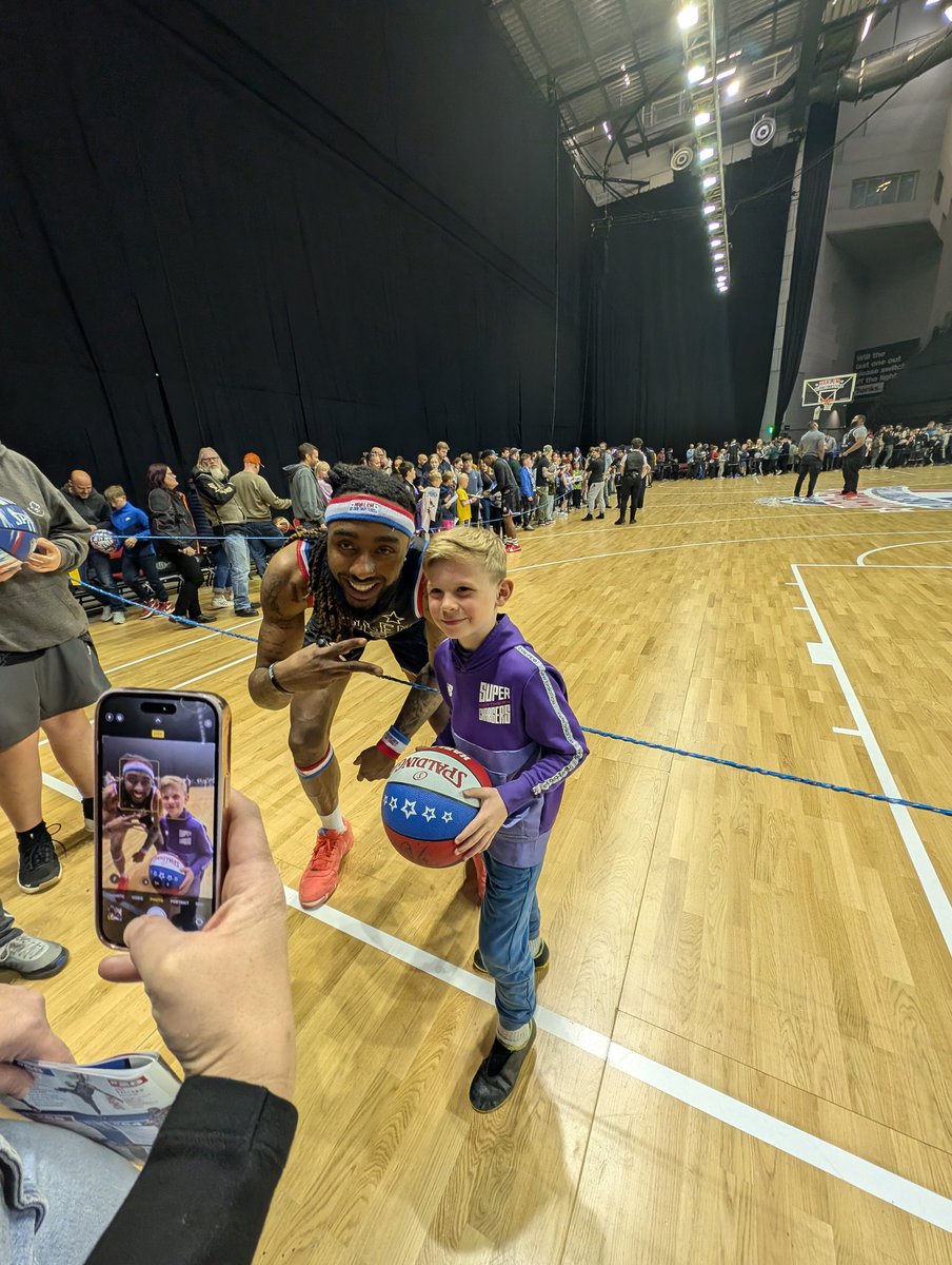 Jonny_Watkins's tweet photo. @Globies massive props to the guys in Leeds tonight. Gave my two boys a great show, and always happy to drop a picture post game. 
Just a shame my battery died, so missed a load of photos with the guys, here's a couple that I got! https://t.co/6f8dmz6jT9