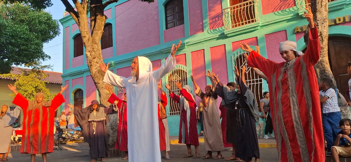 La plaza Bolívar de Santa Lucia se convierte en escenario perfecto para la puesta de La Pasión ❤️‍🔥 obra que cuenta con 32 años de tradición #SemanaSanta2025 #SemanaSantaEnFamilia