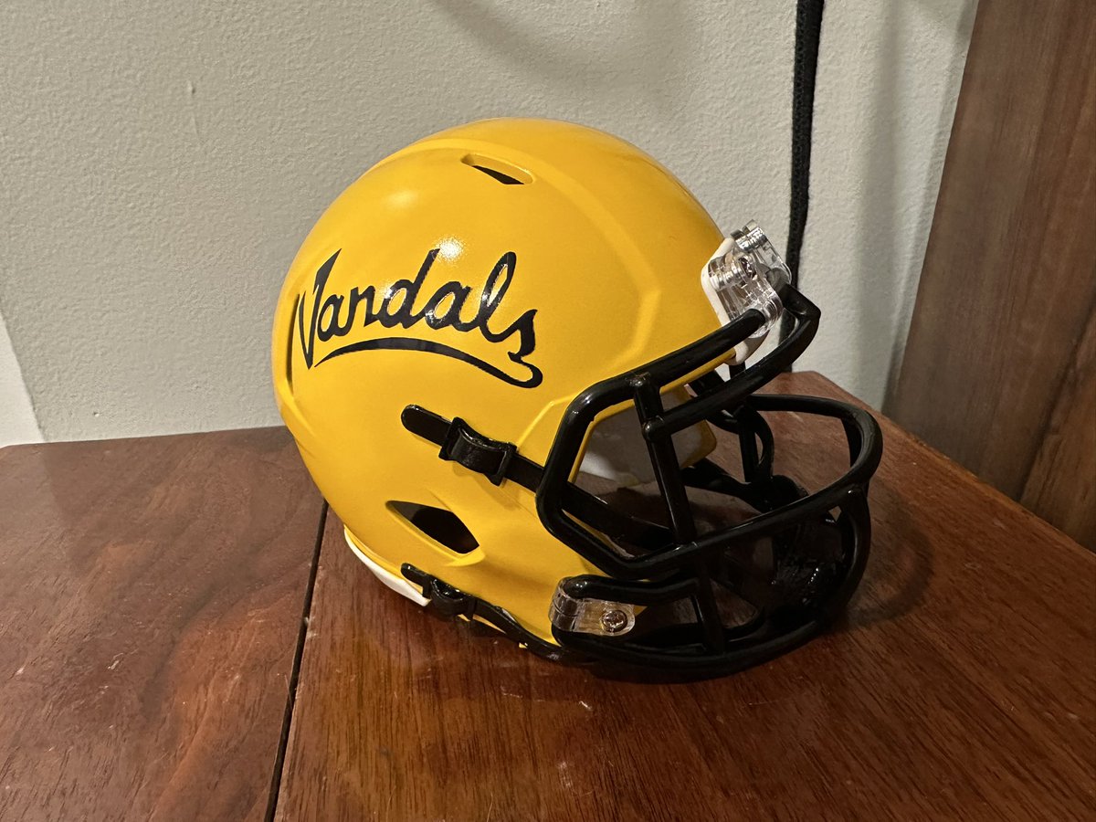 GarrettWhitford's tweet image. Newest addition to the FCS mini helmet collection, @VandalFootball.  Thankful to my fiance for supporting me in my hobby of creating these mini helmets.  #minihelmetcollection #minihelmetbuilding