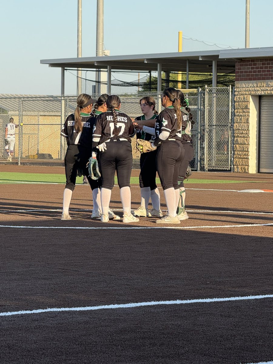 phsmavsoftball's tweet photo. Lady Mavs with the win over Carrizo tonight. Super proud of all of them. Congratulations to Kristen for hitting bomb #35. Shout out to the JV for playing great to the finish. 💚🤍🤘🥎

#RefusetoSink https://t.co/ENv8BAY9wF