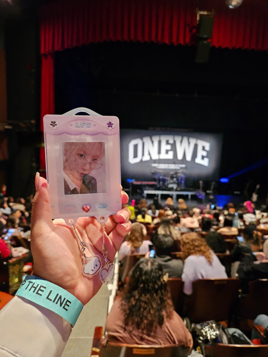 amata_esse's tweet photo. AAAAAAAA IT WAS SO GOOD
#ONEWEinNYC #o_ https://t.co/phxu5Vmwsd