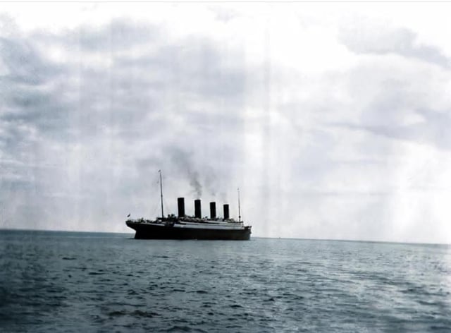JHdez_33's tweet photo. Datos curiosos y poco conocidos sobre el hundimiento del #Titanic: 

1. El iceberg fue avistado a las 23:40 del 14/04/1912, pero el Titanic no giró hasta 37 seg después. La velocidad (22 nudos) y la falta de binoculares para los vigías contribuyeron al retraso. https://t.co/1Mit3Bwfmd