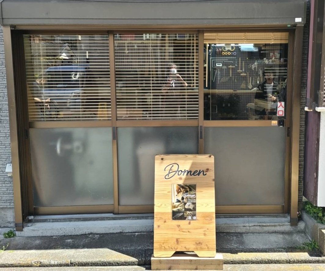 utsukusikimono's tweet photo. 朝から堂免 椋さんのギター工房にお伺いして試奏させていただきました🎸
このオイルフィニッシュのギターカッコよすぎ✨
個人工房さんの #ハンドメイドギター を弾いてみたのは初めてでしたがマジ良かったです!
家具も制作されるとの事
HP貼っておきます😊
https://t.co/GbLeQzD32t
#Domen #東林間 https://t.co/t7Tu7Yer9z